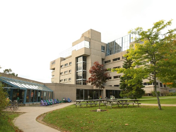 Dal’s Life Sciences Centre from the outdoor common area with picnic tables and chairs. 